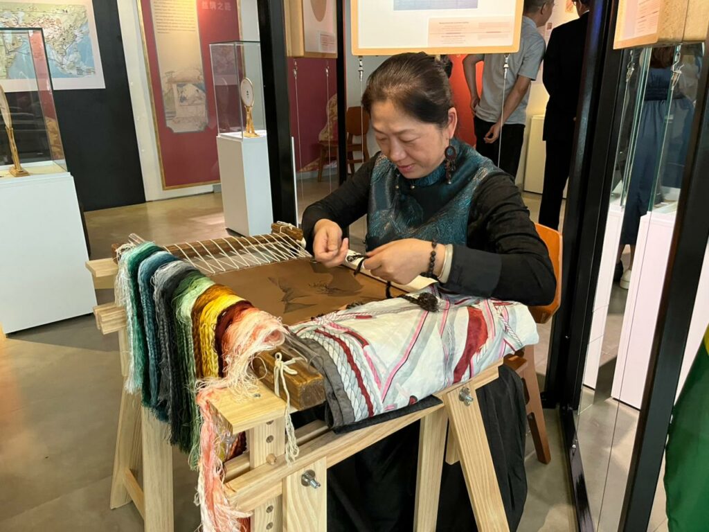 exposição de arte “Esplendores da Seda