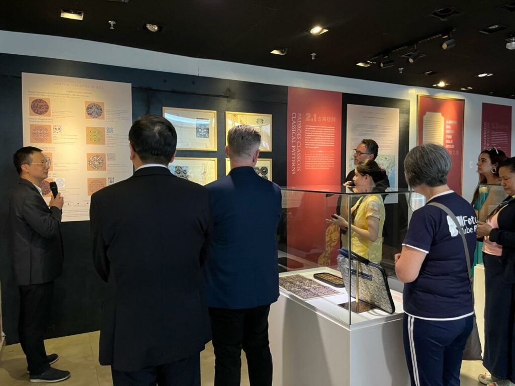 exposição de arte “Esplendores da Seda